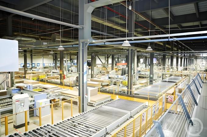 últimas notícias da empresa sobre Aplicações e tendências de desenvolvimento futuro de bobinas de alumínio revestidas de cores na fabricação de portas de casas 1