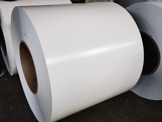 AA3105 0,76 mm x 1219 mm Pintura em PE de cor branca brilhante pré-pintada bobina de alumínio usada para fabricação de portas de rolos
