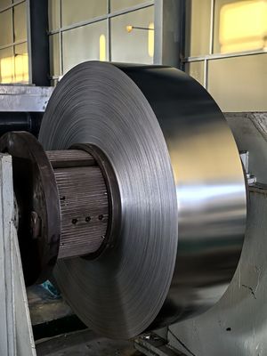 Bobina de folha de alumínio pré-pintada de 0,09 mm de espessura e 45 mm de largura para fabricação de fita de ventilação de cumeeira enrolável