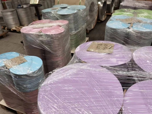 Ligação 1060 H24 Temperatura 0,70 mm Espessura 440 mm Diâmetro Discos de alumínio pré-pintados Círculos de alumínio para sinalização de fascia