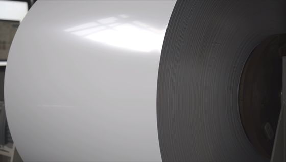 Folha de alumínio com revestimento colorido branco / branco RAL 9010 em bobina 3105 H44 para produção de calhas ou calha